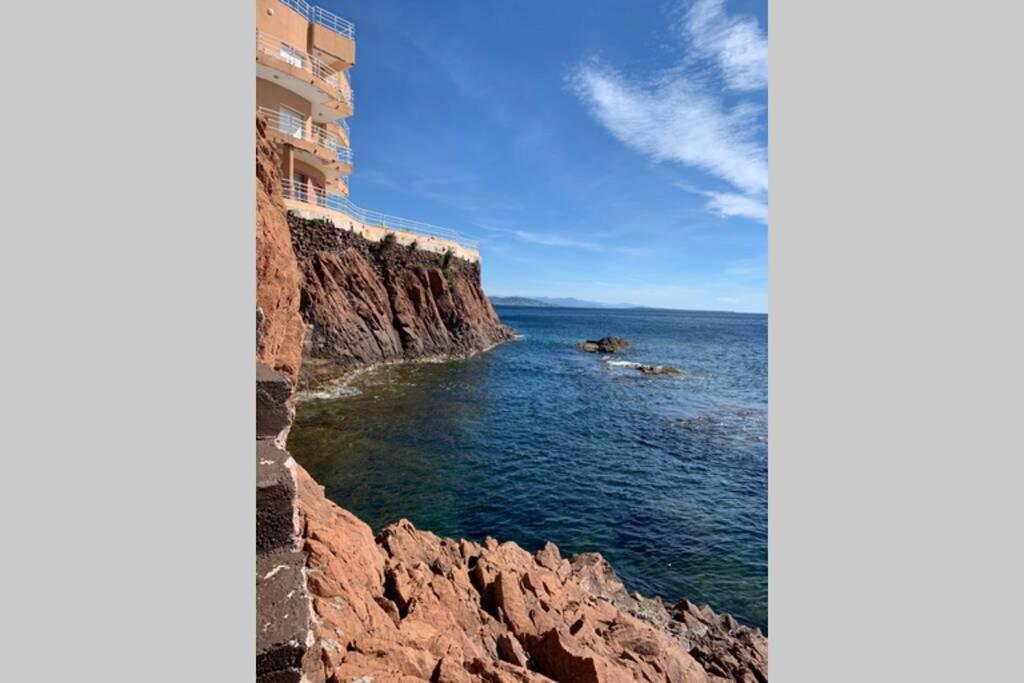 Cap Neree Petit Coin De Paradis Pieds Dans L Eau Saint-Raphaël Exteriér fotografie